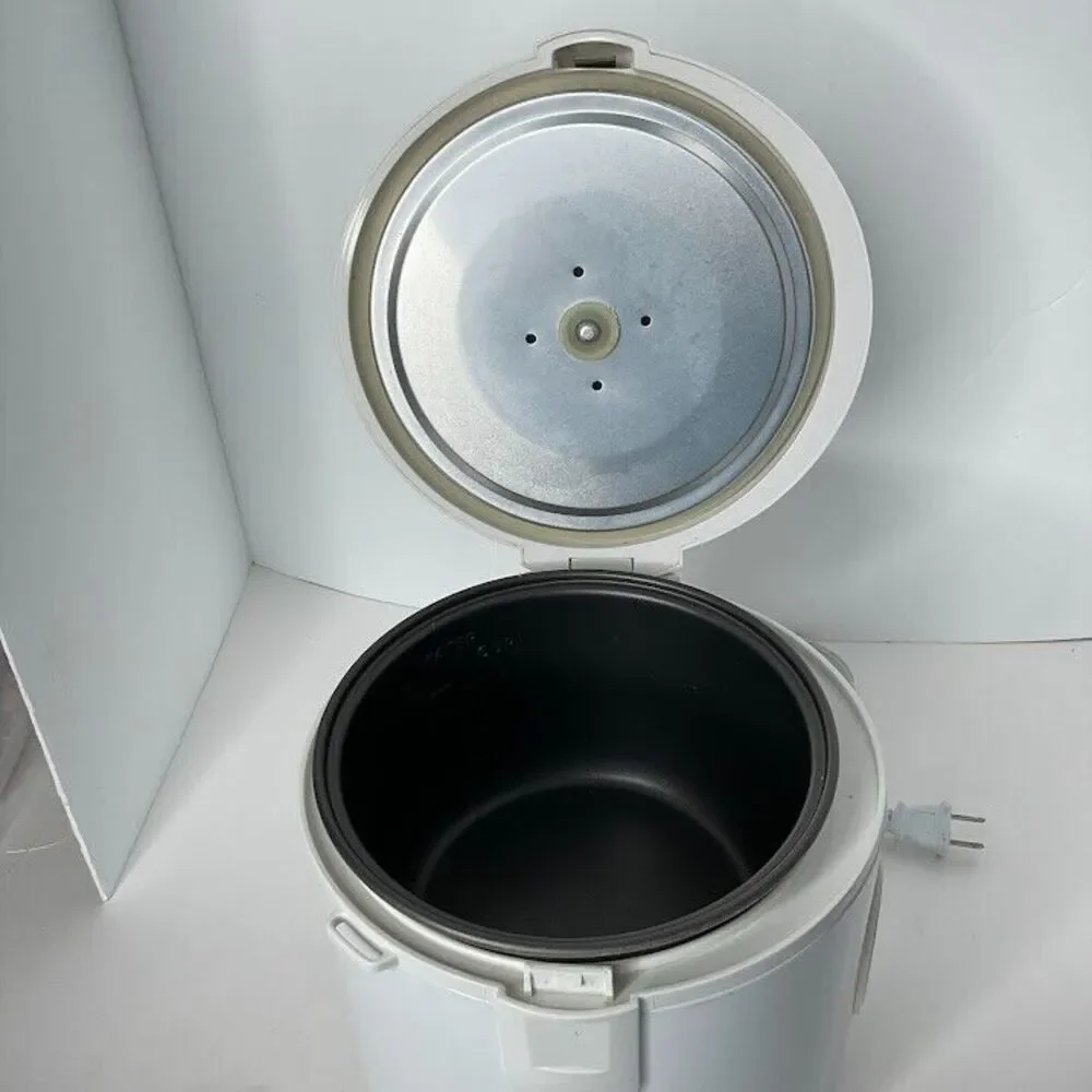 Aroma 8 Cup Cooked 2Qt  Cool Touch Rice Cooker & Food Steamer Model ARC-614BP